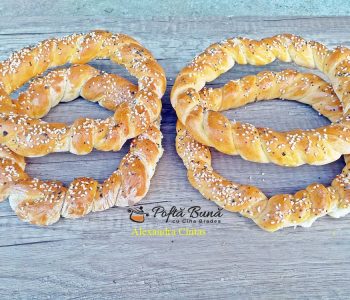 Covrigi impletiti cu susan si mac, reteta simpla, pas cu pas