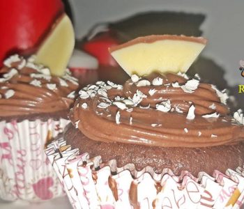 Cupcakes cu cacao, gem de visine si frisca, moi, pufoase si gustoase