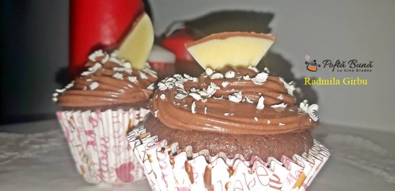 Cupcakes cu cacao, gem de visine si frisca, moi, pufoase si gustoase