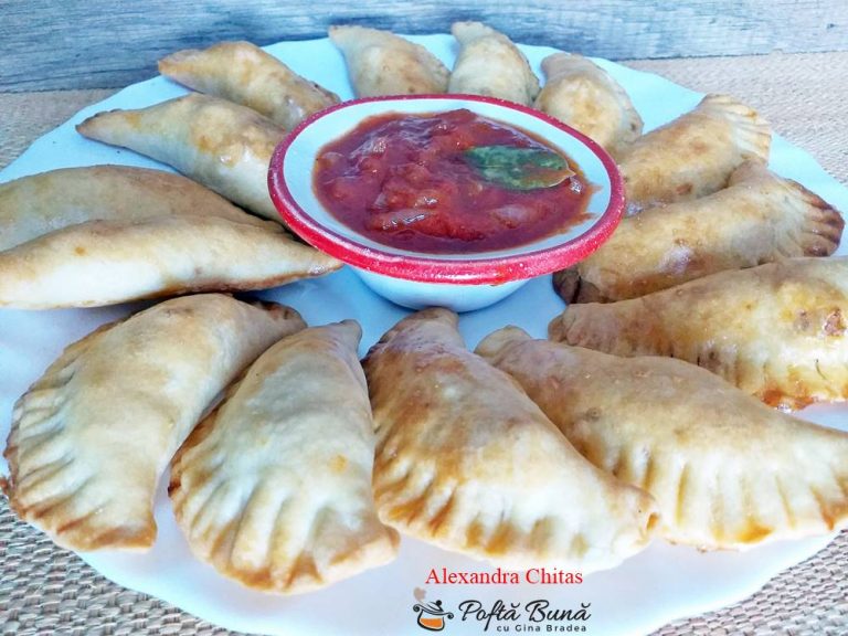 Empanadas, placintele sau coltunasi cu carne tocata, la cuptor