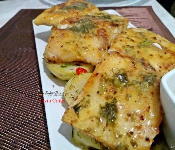 File de salau de Nil pe pat de cartofi, cu sos Meuniere File de salau de Nil pe pat de cartofi, cu sos Meuniere