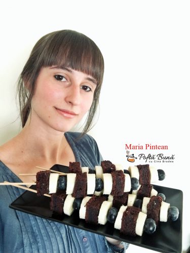 frigarui dulci cu negresa banane si afine 1 375x500 - Frigarui dulci cu negresa, banane si afine