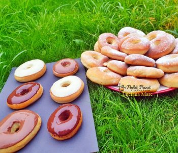 Gogosi pufoase la cuptor, cu glazura de ciocolata sau zahar pudra