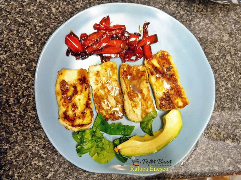 Haloumi la gratar cu ardei kapia si ceapa caramelizata