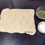 Cornulete aperitiv din aluat fraged cu mozzarella, unt si usturoi