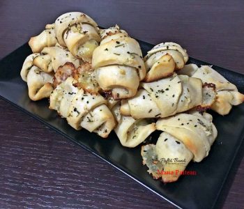 Cornulete aperitiv din aluat fraged cu mozzarella, unt si usturoi