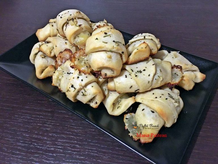 Cornulete aperitiv din aluat fraged cu mozzarella, unt si usturoi