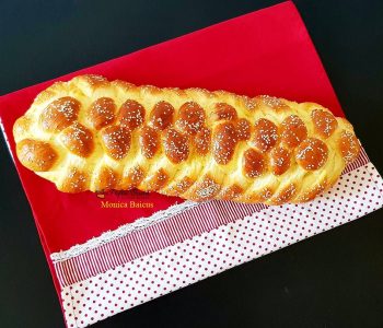 Paine impletita, cu lapte si unt, ideala pentru micul dejun Paine impletita, cu lapte si unt, ideala pentru micul dejun