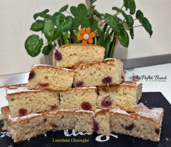 Chec pufos cu visine sau alte fructe de sezon, reteta simpla