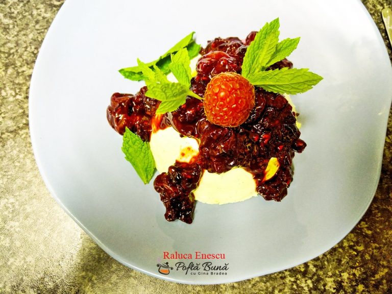 Panna cotta cu cirese, fructe de padure si cacao
