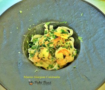 Paste aglio, olio, peperoncino, gamberi, reteta italiana, rapida Paste aglio, olio, peperoncino, gamberi, reteta italiana, rapida