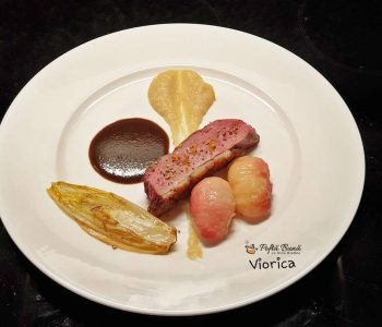 Piept de rata cu sos, piure de mere, cicoare, piersici in sirop Piept de rata cu sos, piure de mere, cicoare, piersici in sirop