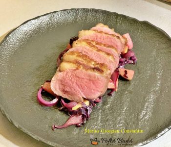 Piept de rata cu garnitura de varza rosie cu mere, reteta festiva