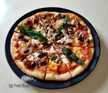 Pizza presto, reteta de pizza italiana cu mozzarella, ciuperci, sunca