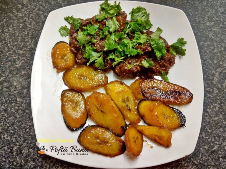 Pollo en mole poblano cu banane verzi, reteta mexicana