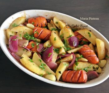 Carnati trandafiri cu cartofi, usturoi si ceapa rosie, la cuptor Carnati trandafiri cu cartofi, usturoi si ceapa rosie, la cuptor