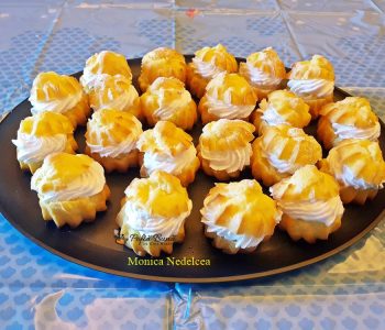Choux a la creme cu aluat oparit, crema de vanilie si frisca