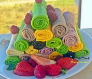 Clatite colorate natural cu spanac, sfecla, cacao, farfuria vesela Clatite colorate natural cu spanac, sfecla, cacao, farfuria vesela