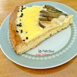 Tarta pufoasa cu crema de unt si oua, decorata cu pere