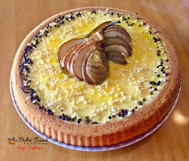 Tarta pufoasa cu crema de unt si oua, decorata cu pere