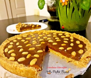 Tarta Snickers cu aluat fraged, crema de ciocolata si alune