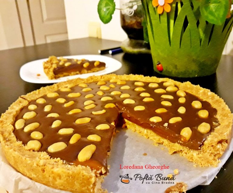 Tarta Snickers cu aluat fraged, crema de ciocolata si alune