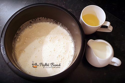 Prajitura turnata cu mere Prajitura turnata cu mere reteta simpla gina bradea 5 500x332 - Prajitura turnata cu mere