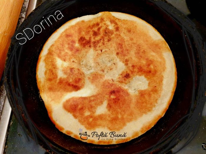 Placinte la tigaie cu branza, ceapa si marar