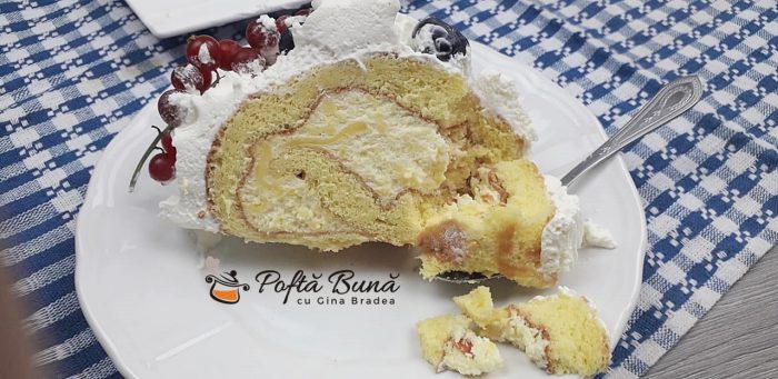 Diplomat reteta clasica de rulada cu frisca si fructe Diplomat reteta clasica de rulada cu frisca si fructe