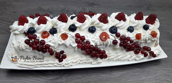 Diplomat reteta clasica de rulada cu frisca si fructe Diplomat reteta clasica de rulada cu frisca si fructe