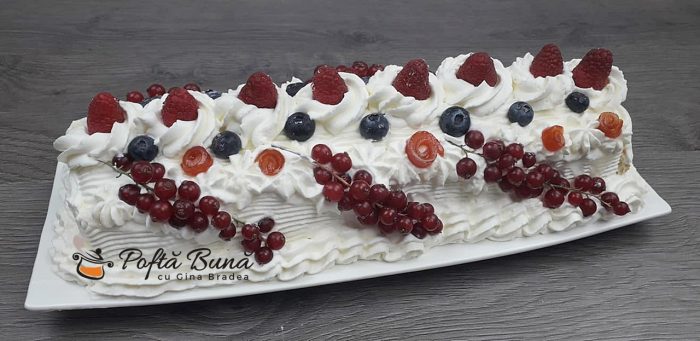 Diplomat reteta clasica de rulada cu frisca si fructe Diplomat reteta clasica de rulada cu frisca si fructe