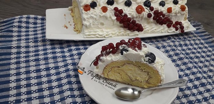 Diplomat reteta clasica de rulada cu frisca si fructe Diplomat reteta clasica de rulada cu frisca si fructe