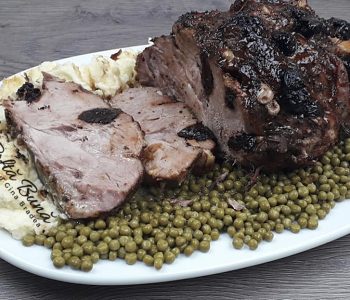 Friptura de porc la cuptor cu prune uscate si usturoi Friptura de porc la cuptor cu prune uscate si usturoi