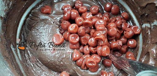Reteta negresa pufoasa cu visine si piper roz, brownie