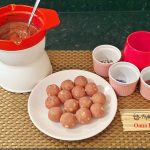 Acadele glazurate din pandispan sau biscuiti sunt pe placul tuturor copiilor. Si ca sa nu le cumparam din comert mai bine le facem noi acasa, fara exces de coloranti si mult mai sanatoase.