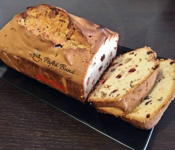 Chec din albusuri cu merisoare si nuca Chec din albusuri cu merisoare si nuca