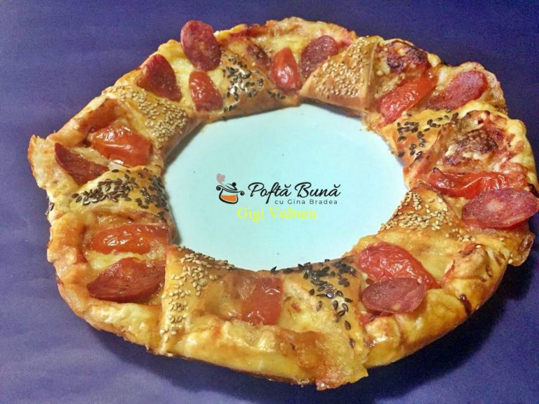 Coronita din aluat fraged - pizza cu salam si cascaval