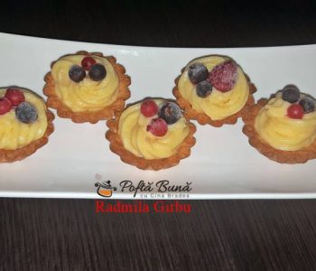 Mini tarte cu crema de vanilie si fructe de padure Mini tarte cu crema de vanilie si fructe de padure