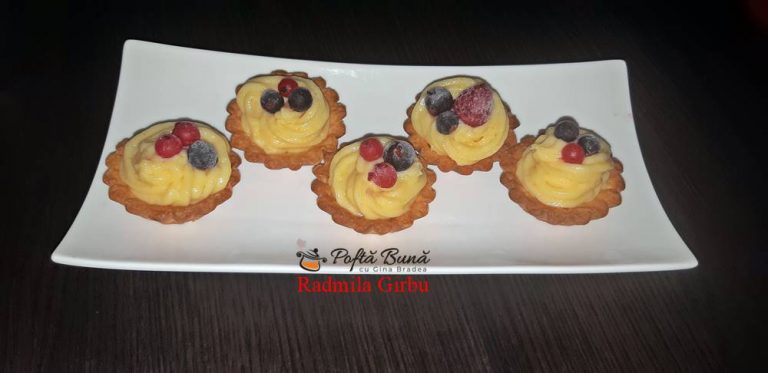 Mini tarte cu crema de vanilie si fructe de padure