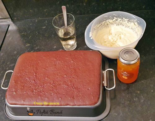 Prajitura televizor cu crema de vanilie si gem de piersici