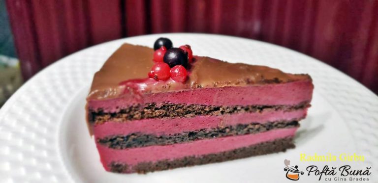 Tort cu blat de cacao si mousse de fructe de padure