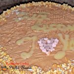 tort cu blat din bezea si alune caramel si crema de ciocolata 1 150x150 - Tort cu blat din bezea si alune, caramel si ciocolata