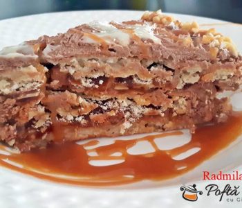 Tort cu blat din bezea si alune, caramel si ciocolata Tort cu blat din bezea si alune, caramel si ciocolata