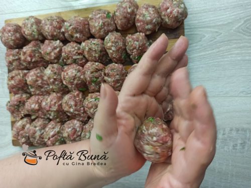 Chiftele marinate cu sos de rosii si piure de cartofi