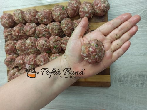 Chiftele marinate cu sos de rosii si piure de cartofi