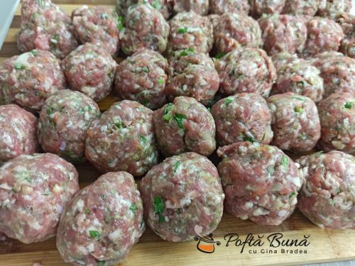 Chiftele marinate in sos de rosii cu piure de cartofi reteta gina bradea 13 500x375 - Chiftele marinate cu sos de rosii si piure de cartofi