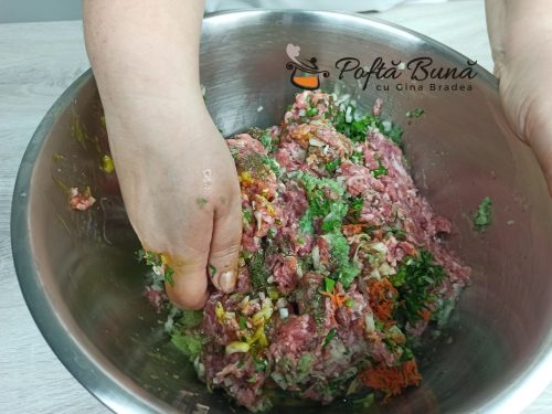 Chiftele marinate in sos de rosii cu piure de cartofi reteta gina bradea 4 500x375 - Chiftele marinate cu sos de rosii si piure de cartofi