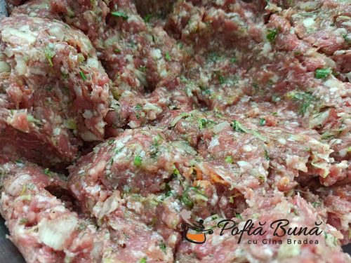 Chiftele marinate in sos de rosii cu piure de cartofi reteta gina bradea 5 500x375 - Chiftele marinate cu sos de rosii si piure de cartofi