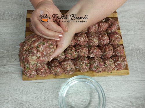 Chiftele marinate in sos de rosii cu piure de cartofi reteta gina bradea 6 500x375 - Chiftele marinate cu sos de rosii si piure de cartofi