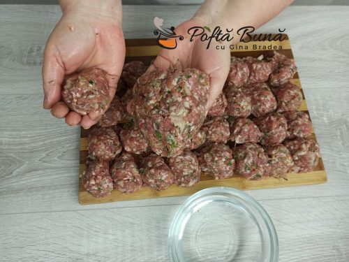 Chiftele marinate cu sos de rosii si piure de cartofi